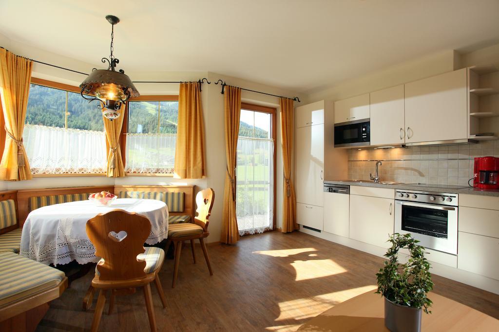 Haus Hirzinger Apartment Brixen im Thale Ruang foto
