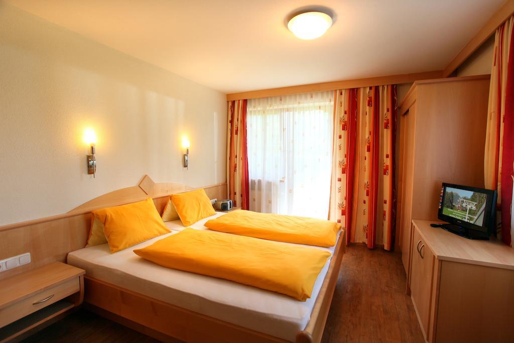 Haus Hirzinger Apartment Brixen im Thale Ruang foto
